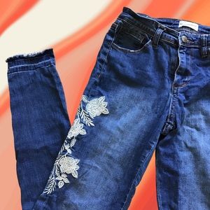 FLORAL APPLIQUÉ JEANS